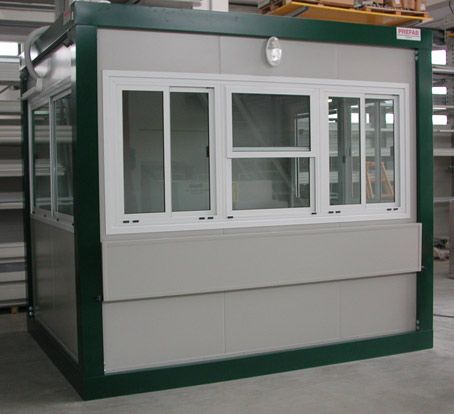 Monoblocco prefabbricato ad uso ufficio con scorrevolino passacarte e mensola ribaltabile