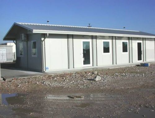 Complesso di monoblocchi uso uffici realizzato con sovracopertura a due falde in pannelli sandwich