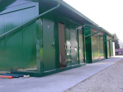Servizi igienici per impianti sciistici a Belluno. Monoblocchi realizzati con pannelli di parete e copertura in tinta verde ral a cartella