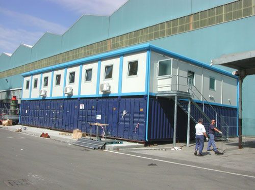 Mensa aziendale su due piani con scala di accesso al piano superiore