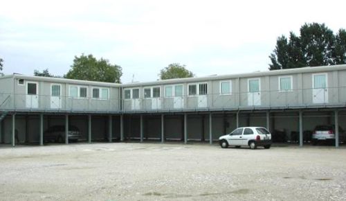 Complesso di uffici prefabbricati sopraelevati e montati su struttura metallica ad uso direzione lavori per cantiere edile