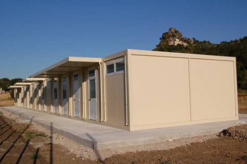 Spogliatoio sportivo prefabbricato verniciato RAL a cartella con prolungamento tettoia frontale. Realizzato a San Marino