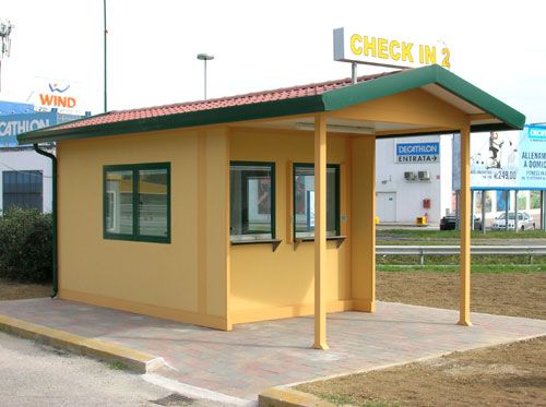 Biglietteria e check-in per entrata autobus in Venezia. Realizzata in struttura monoblocco con conseguente intonacatura delle pareti effetto graffiato