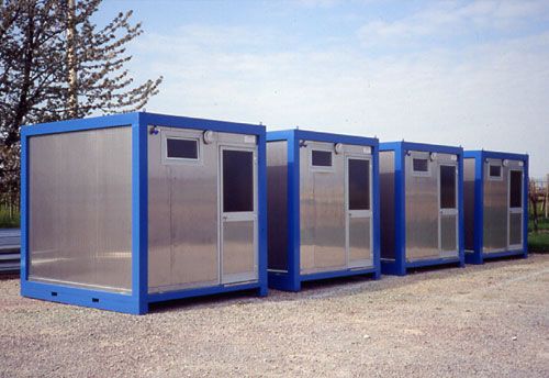 Servizi igienici prefabbricati con 2 vani wc, costruiti con pannelli in lamiera di acciaio inox