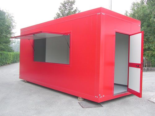 Monoblocco prefabbricato ad uso fast-food, distribuzione pasti con portellone apribile a pistoni a gas e pareti perimetrali lavorate lisce e a filo colonne