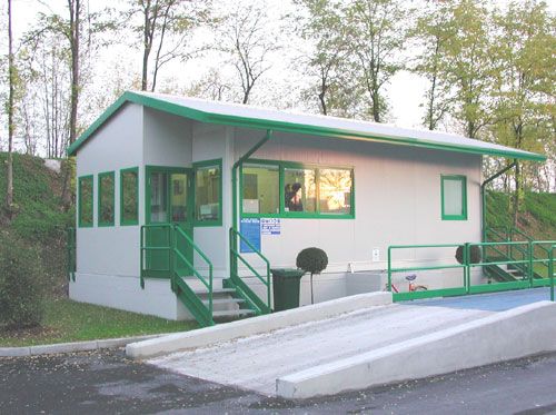 Ufficio prefabbricato in centrale di betonaggio per monitoraggio pesa. Sovracopertura a doppia falda con lattoneria, canali gronda e discendenti RAL a cartella