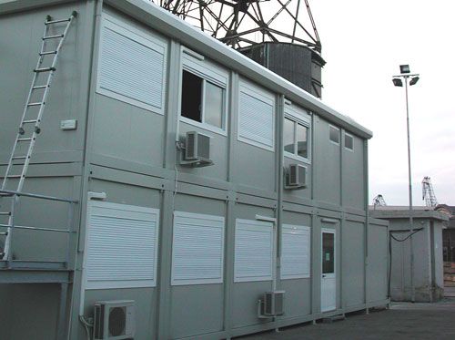 Ufficio e spogliatoio prefabbricati con servizi su due piani