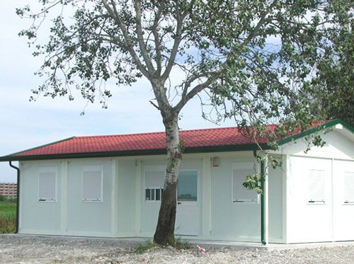 Ufficio vendite immobiliare realizzato con sovracopertura a due falde tipo coppo colore rosso Siena e serramenti  con tapparelle avvolgibili in pvc