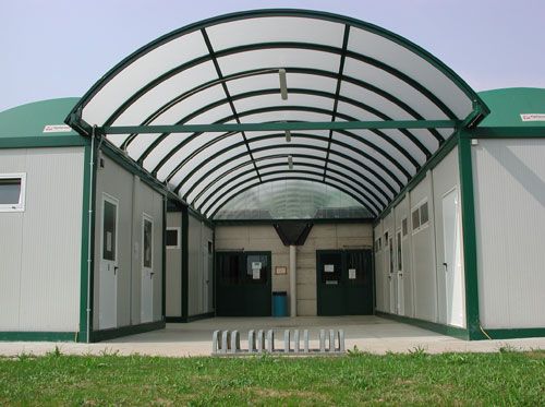 Spogliatoio per impianto sportivo con tunnel di collegamento realizzato a Bergamo