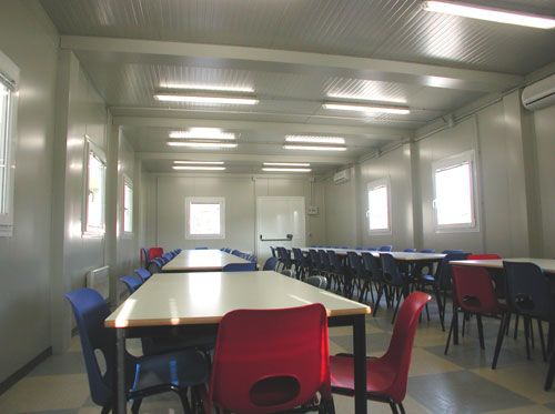 Interno di una mensa aziendale prefabbricata per 50 persone