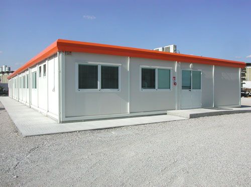 Complesso di monoblocchi uso aule scolastiche realizzato con fascione di gronda perimetrale per la raccolta delle acque piovane in tinta ral a cartella