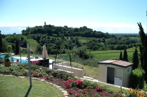 Monoblocco uso bagno prefabbricato installato nei pressi della piscina di una Villa Veneta