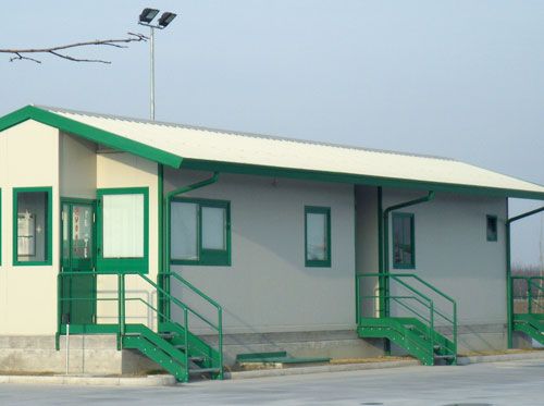 Ufficio prefabbricato in centrale di betonaggio per monitoraggio pesa. Sovracopertura a doppia falda con lattoneria, canali gronda e discendenti RAL a cartella