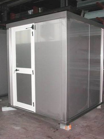 Cabina tecnica per contenimento quadri elettrici realizzata con struttura e pannelli in acciaio inox